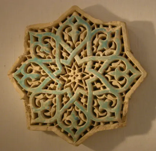 Carreau étoilé sculpté — Artiste anonyme