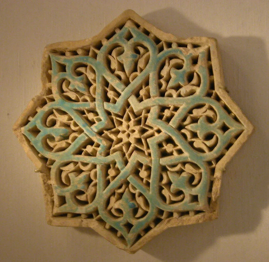 Carreau étoilé sculpté — Artiste anonyme